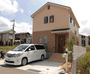 広い前庭があるので、車好きなご主人の大きな ワゴン車も楽々で駐車できます。(外観) 